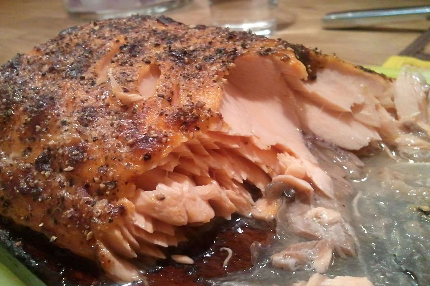 Große Fleisch- oder Fischstücke Grillen, die man bei Niedrigtemperatur im Smoker zubereitet, werden besonders zart und saftig.