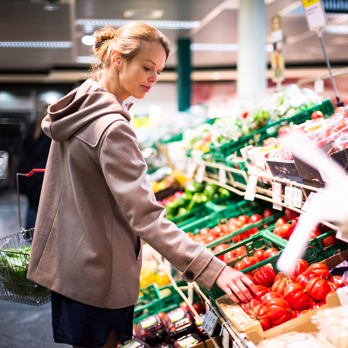 Im Supermarkt beschäftigen sich wohl die wenigsten mit rechtlichen Fragestellungen rund um den Einkauf. Und doch gibt es einiges zu beachten: Darf man beispielsweise Obst und Gemüse vor dem Kauf probieren?