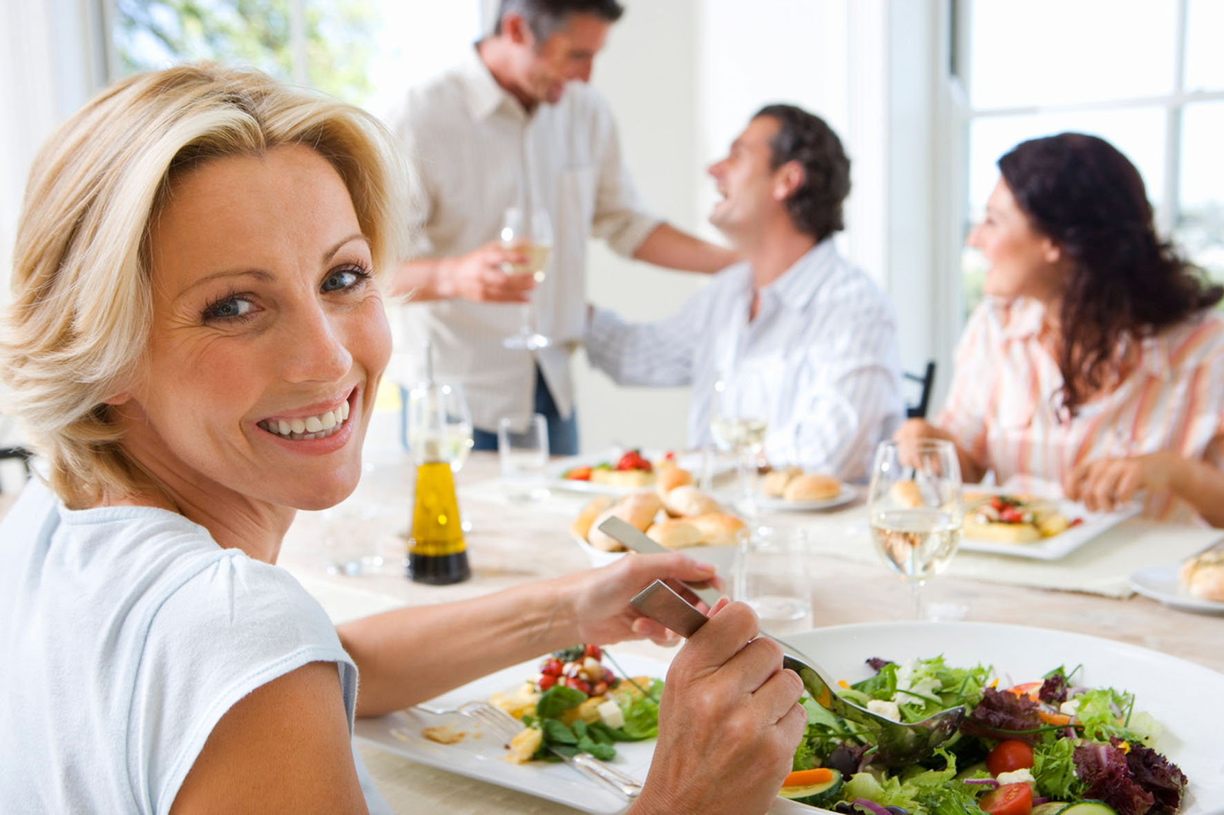 Wer als Vorspeise einen Salat genießt, ist bereits etwas gesättigt und kommt beim Hauptgericht mit weniger aus.