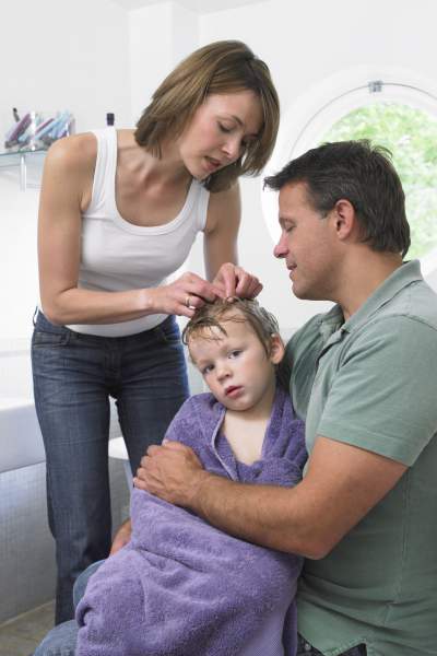 Beim Spielen und Kuscheln können die Kopfläuse leicht von Kind zu Kind krabbeln. Mit modernen Kopflausmitteln lassen sich die Parasiten schnell und gründlich beseitigen.