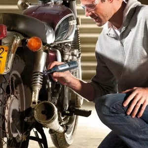 Mit kleinen Multifunktionswerkzeugen wie dem "Dremel Micro" bleibt sogar das Motorrad in Schuss. Präzisionsarbeiten an verwinkelten Stellen lassen sich hiermit gut erledigen.
