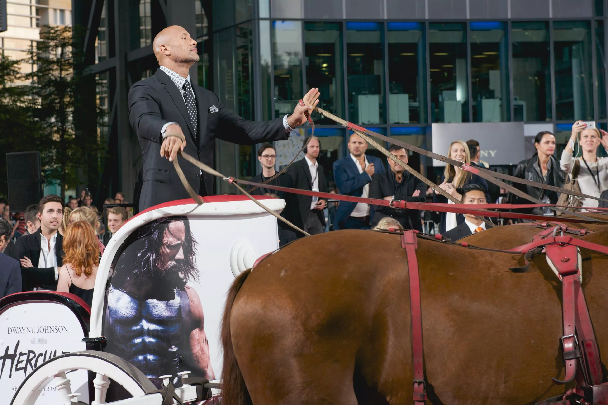 Dwayne Johnson fuhr bei der Hercules-Premiere im Vierspänner vor.