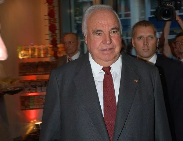 Altbundeskanzler Helmut Kohl im Jahr 2004 bei einer Veranstaltung zum 15. Jahrestag des Falls der Mauer.